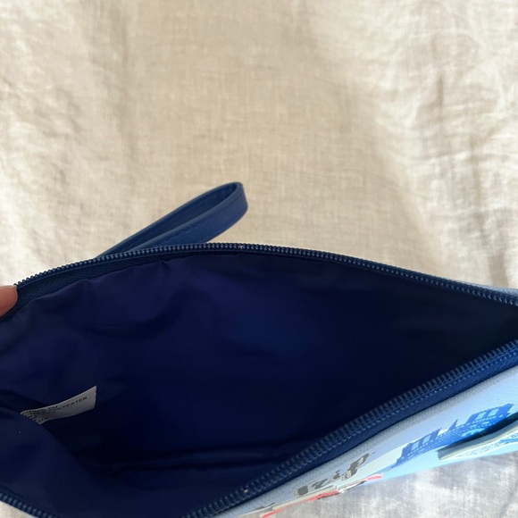 GUESS Factory Logo Travel Pouch - Picture 3 of 3